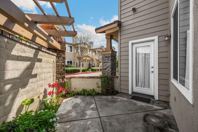 Building Photo - Adorable 2 Story 3 Bed 3 Bath Condo Gated Community