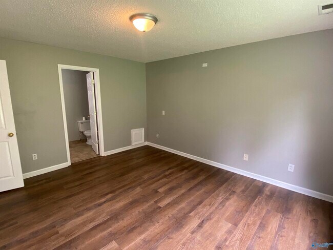 Building Photo - 208 Shadowbrook Ln NE