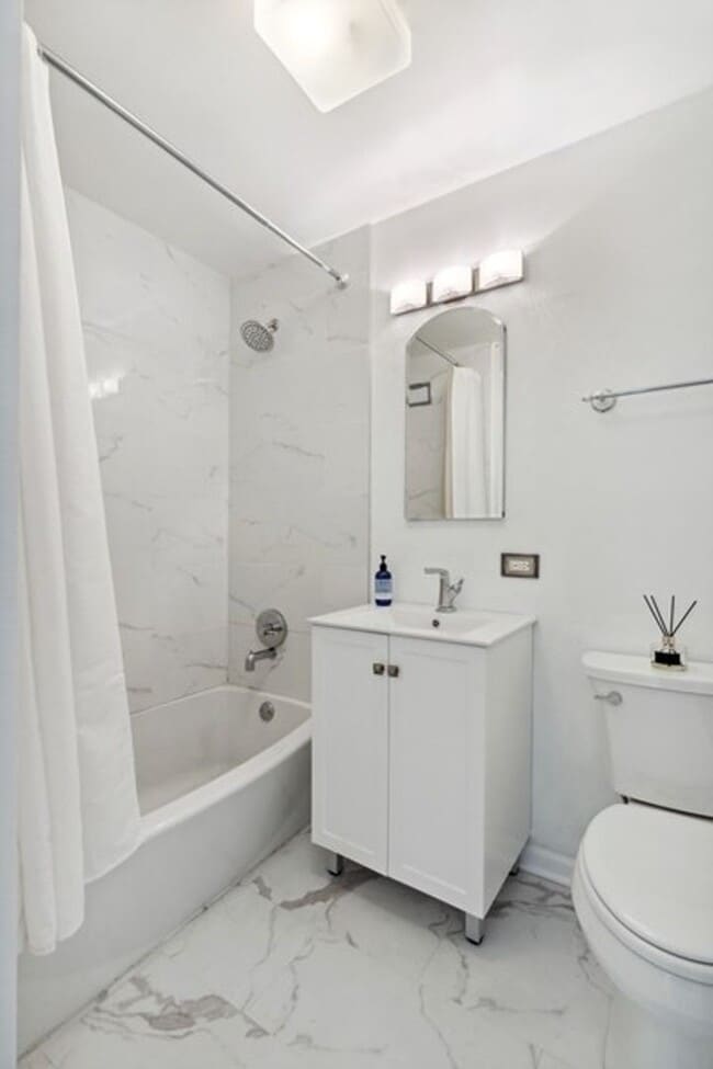 Building Photo - Beautiful 1b1b Apartment in Gold Coast