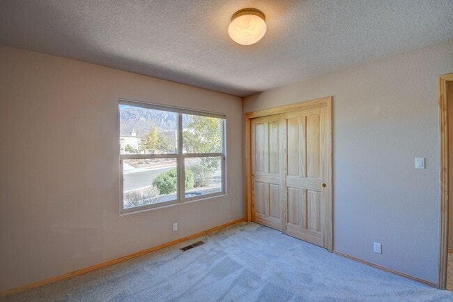 Building Photo - High Desert Custom Beauty 3 Bedroom 2 bath...