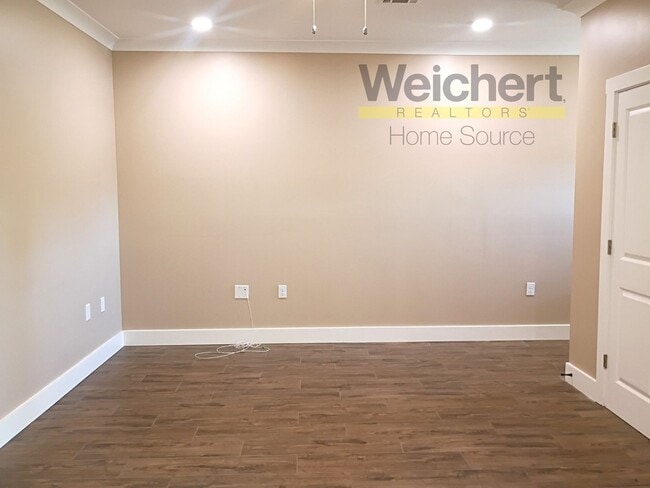 Building Photo - Walkable Downtown Apartment with Washer & Dryer