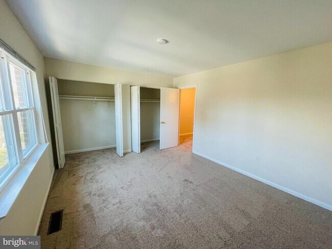 Building Photo - 5914 Mayflower Ct