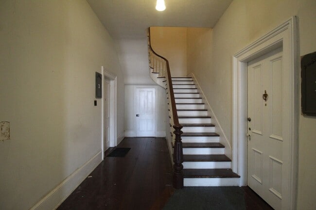 Building Photo - 1 bed, 1 bath apartment for rent in Downtown Harrisonburg!