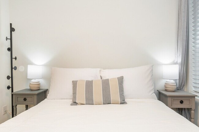 Building Photo - 9413A Roosevelt Way NE