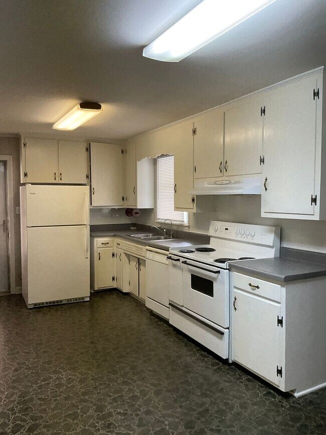 Building Photo - Available Now!!! Spacious Four bedroom home in Gastonia.