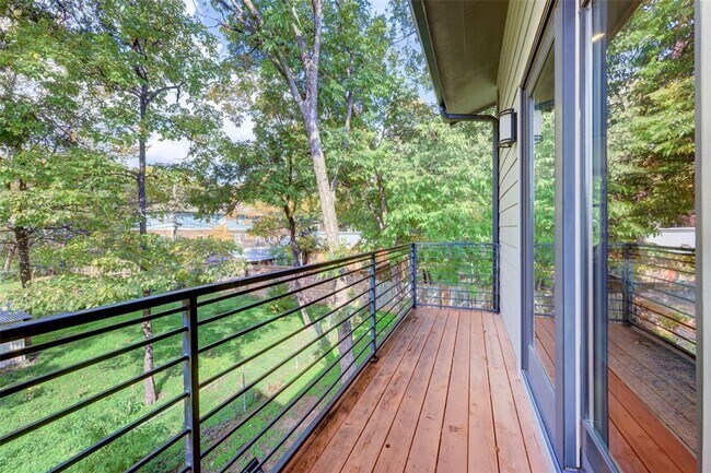 Building Photo - 602 W N Loop Blvd