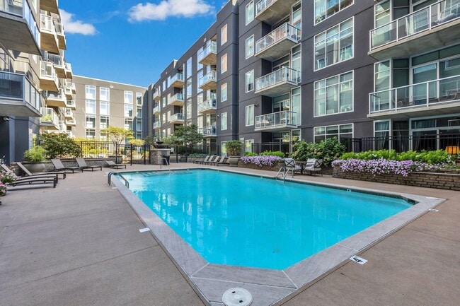 Building Photo - Awesome 1BE/1BA Condo in the Gulch w/2-res...