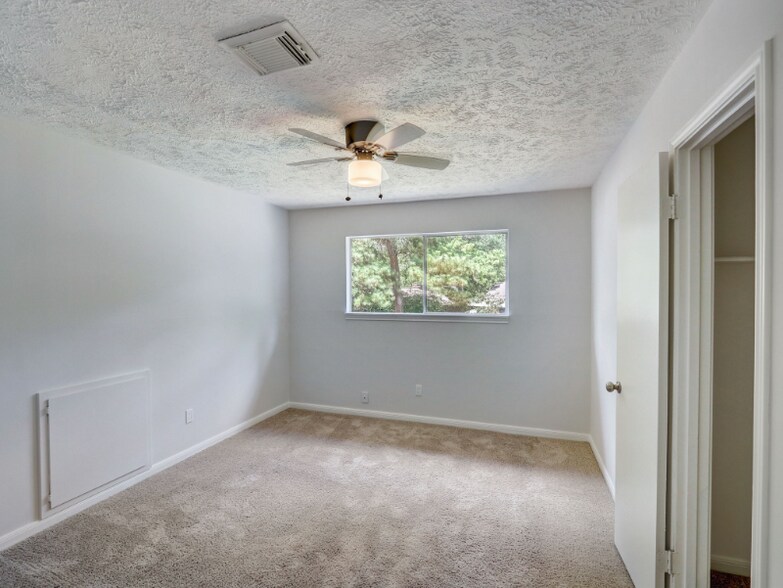 Building Photo - 1951 Round Spring Dr