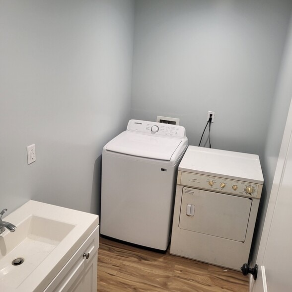 Shared Laundry - 10829 Woodbine St