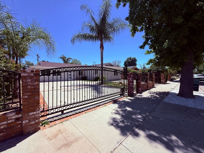 Building Photo - Stunning 3-Bedroom + Den Lease | Brand New...