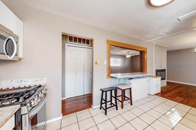 Building Photo - LOMAS/JUAN TABO 3 Bedroom 2 Bath 1/CG