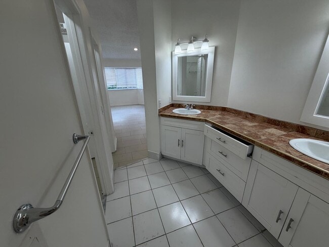 Building Photo - 3780 Amalfi Dr