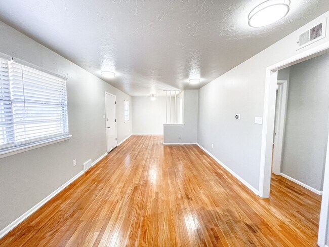 Building Photo - 3 Bed/1.5 Bath/2 car garage home in Midwest City.