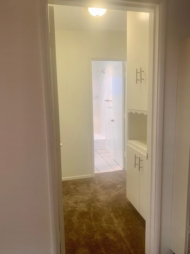Building Photo - Cheerful and Spacious 1 bd/1bth Upstairs Unit