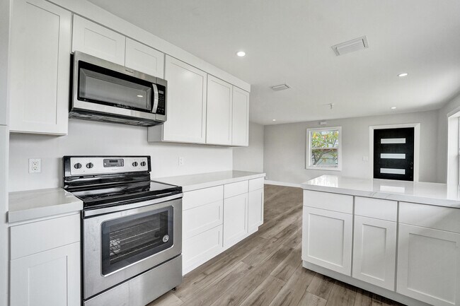 Building Photo - 5601 SW 36th Ct