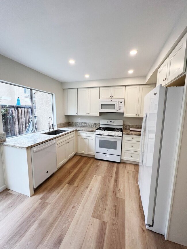 Building Photo - Newly renovated Carmel Valley townhome in The Groves