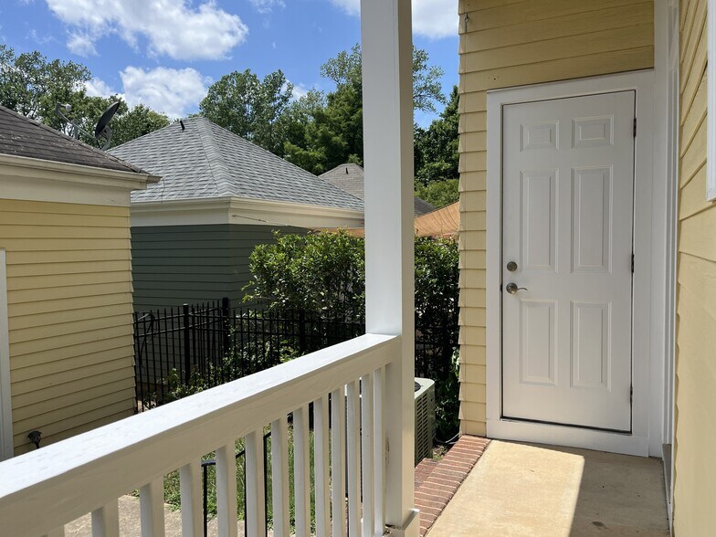 Building Photo - 527 Dubois Ct