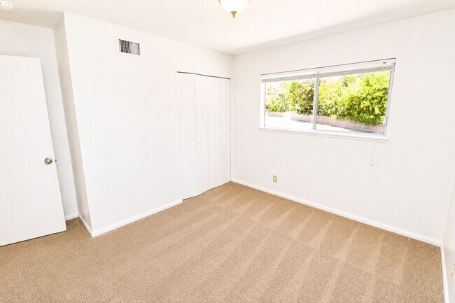 Building Photo - 1087 N Greengrove St