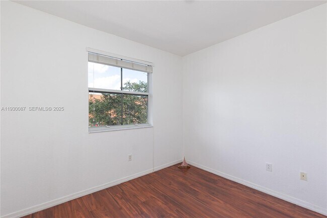 Building Photo - 1009 SW 144th Ave