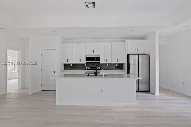 Building Photo - 746 Harriet Ave SW