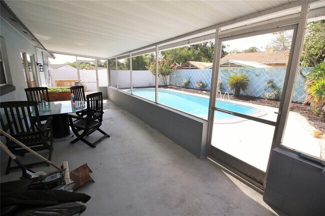 Building Photo - 390 Lilac Rd