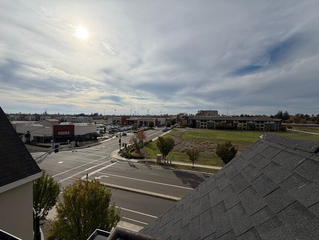 Building Photo - 3 Bedroom | 2.5 Bathroom | Crocker Village House