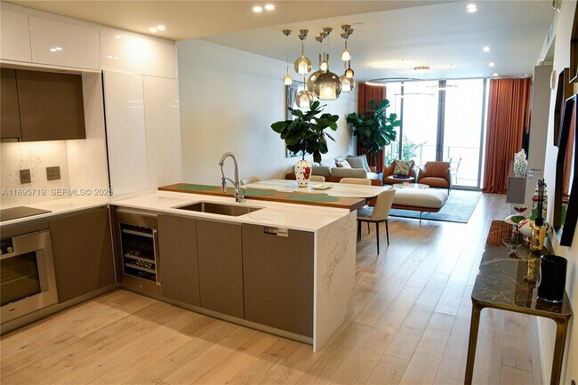 Building Photo - 15701 Collins Ave