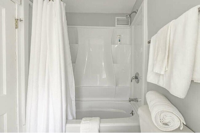 Building Photo - 6056 Clemens Ave