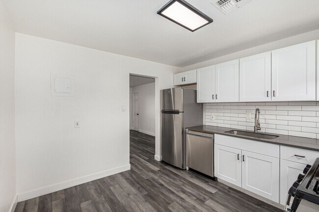 Building Photo - Grand Canyon University Two Bedroom - 4 Weeks of Free Rent!