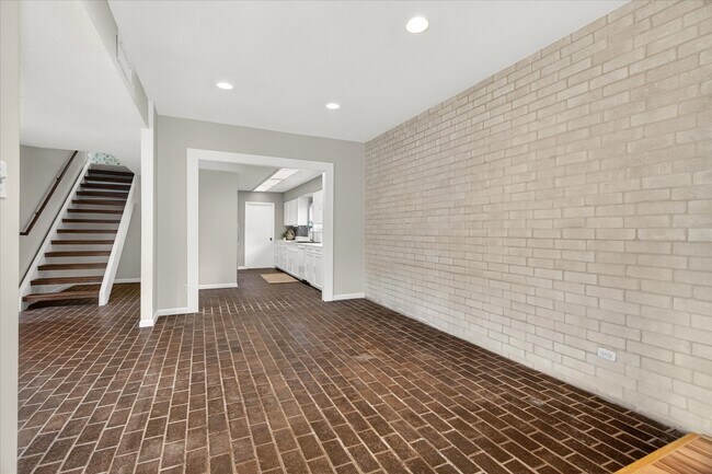 Building Photo - 147 Valley Dr