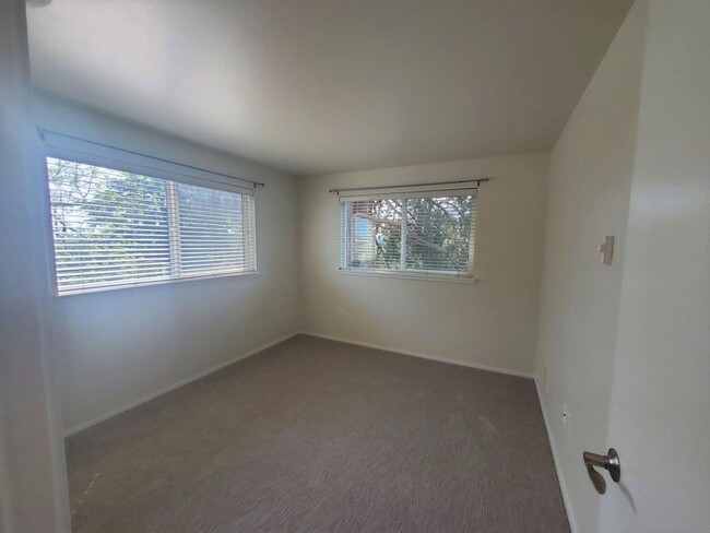 Building Photo - 1bedroom in quiet residential setting.  W/D in unit