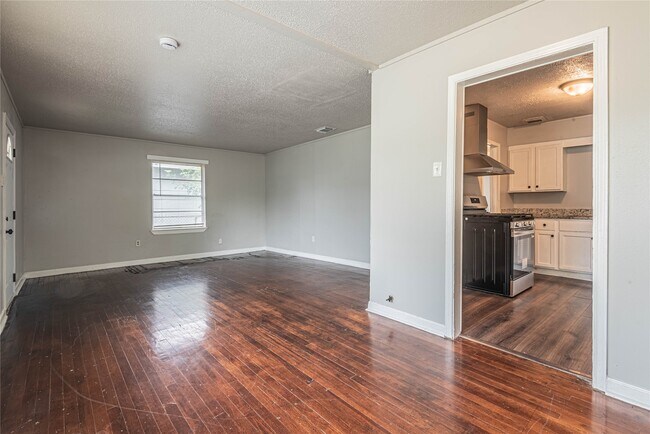 Building Photo - 5818 Glenhurst Dr