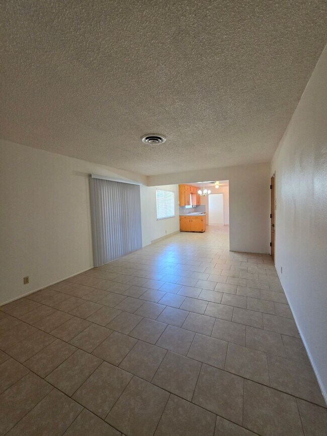 Building Photo - Spacious Home!!