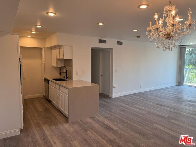 Building Photo - 1351 N Crescent Heights Blvd