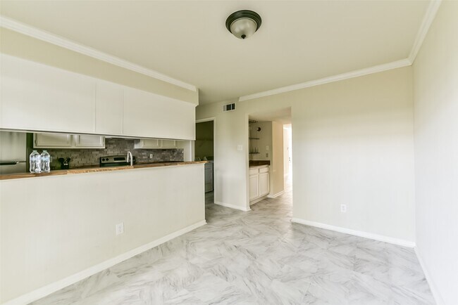 Building Photo - 5917 Fairdale Ln