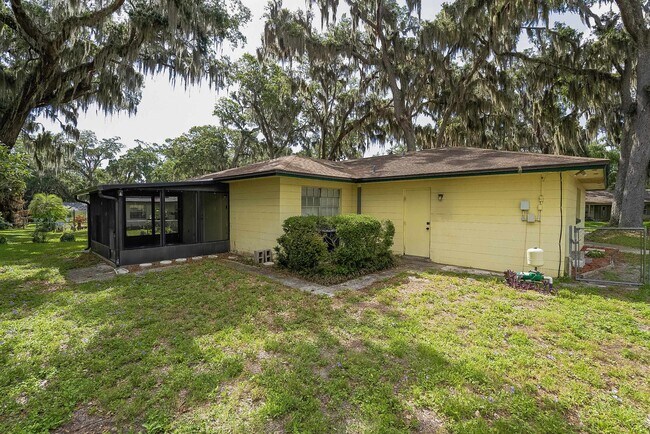 Building Photo - 494 Romano St