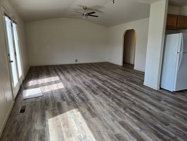 Building Photo - For Rent: 3 Bed, 2 Bath Home in Magic Vall...