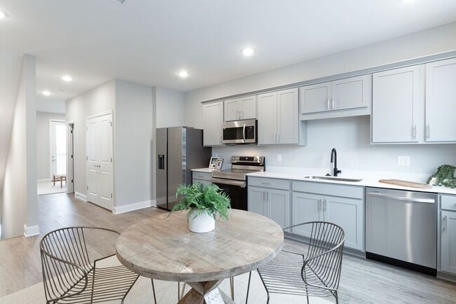 Building Photo - 2316 E 18th St Pl