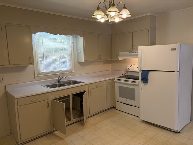 Building Photo - 1008 W Arlington Blvd