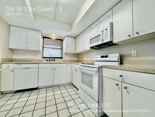 Building Photo - 706 SE 13th Ct