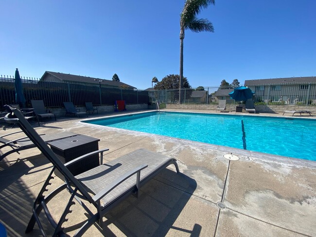 Building Photo - Two Bedroom Huntington Beach Townhouse w/ ...