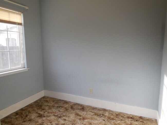 Building Photo - 3 Bedroom / 1 Bath House