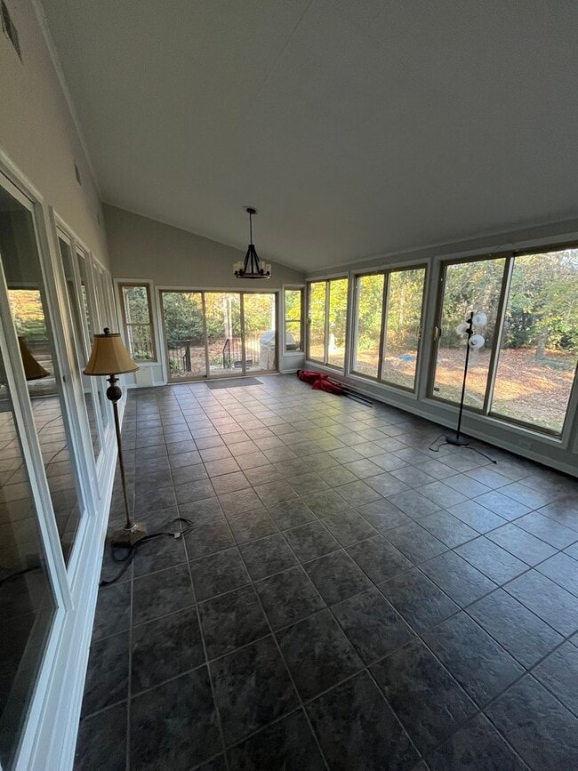 Building Photo - Beautiful 3 Bedroom 3 Bathroom Single Family Home