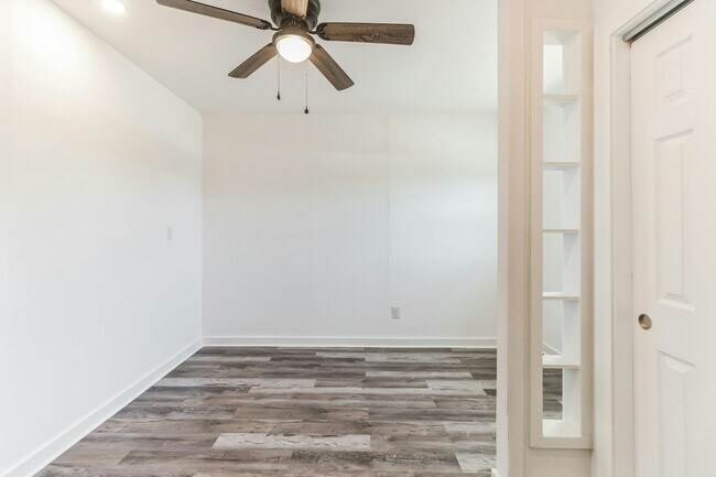 Building Photo - 124 E Castlebriar Dr