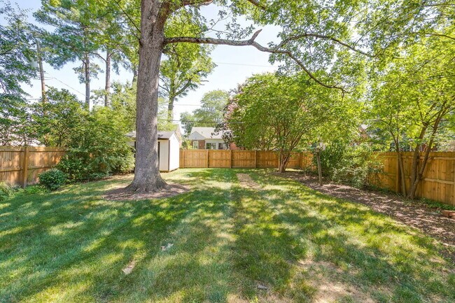 Building Photo - 5000 Bromley Ln