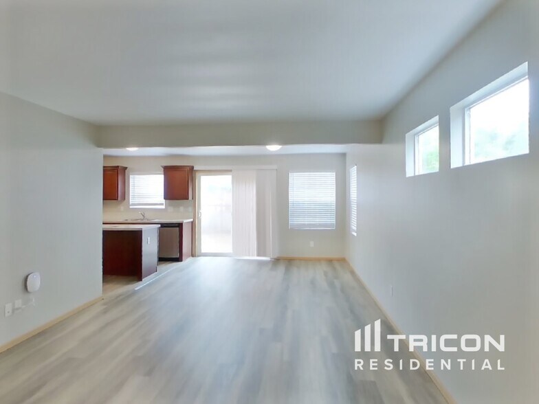 Building Photo - 4422 Roxanna Loop SE