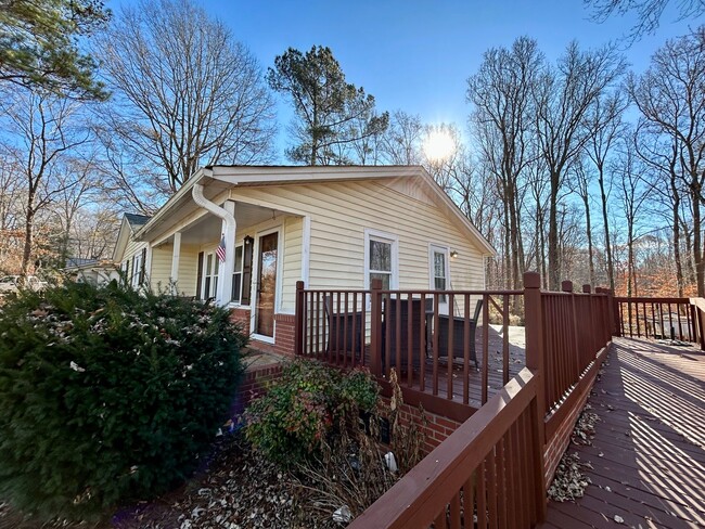 Building Photo - Charming 3Br in Oak Ridge on One Acre Lot!