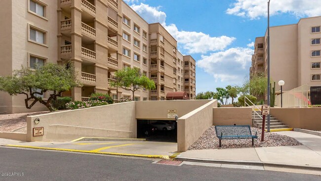 Building Photo - E Camelback