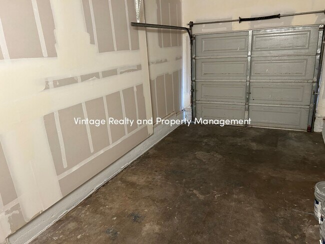 Building Photo - Just Like New Cozy 2 Bedroom Home That Is Ready to Go!!!