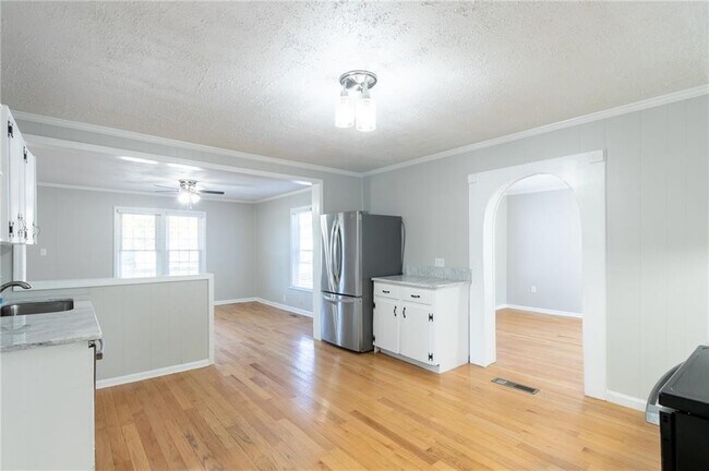 Building Photo - 4715 S Lee St